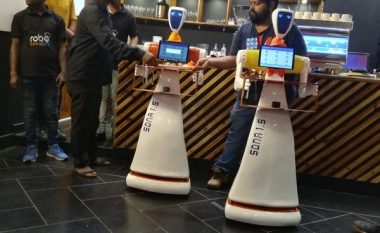 Robotët që shërbejnë klientët dhe marrin porosi, pjesë e një restorani në Indi