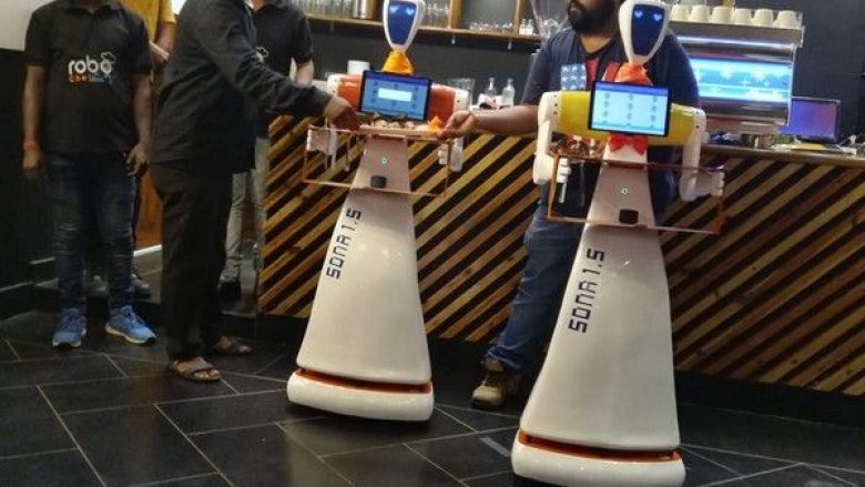 Robotët që shërbejnë klientët dhe marrin porosi, pjesë e një restorani në Indi