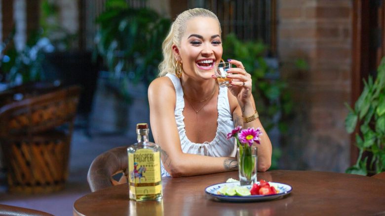 Rita Ora në listën e 10 të famshmëve me më së shumti fitime nga kontratat me kompanitë e pijeve alkoolike