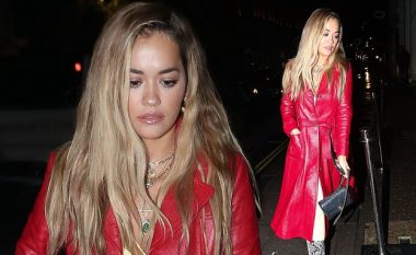 Rita Ora duket senzacionale me xhaketë të kuqe, ndërsa shijon një darkë në qendër të Londrës