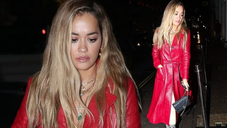 Rita Ora duket senzacionale me xhaketë të kuqe, ndërsa shijon një darkë në qendër të Londrës