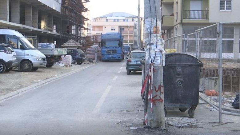 Rruga asfaltohet në Fushë Kosovë por shtylla elektrike nuk largohet, faji “jetim”