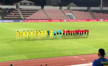 Moment emocionues - futbollistët e Kosovës iu bashkohen atyre të Shqipërisë duke e kënduar së bashku himnin kombëtar