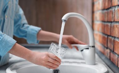 Përdorimi i ujit nga rubineti mund të shkaktojë shumë sëmundje të rrezikshme, ndër të cilat edhe kancerin, sipas shkencëtarëve amerikanë