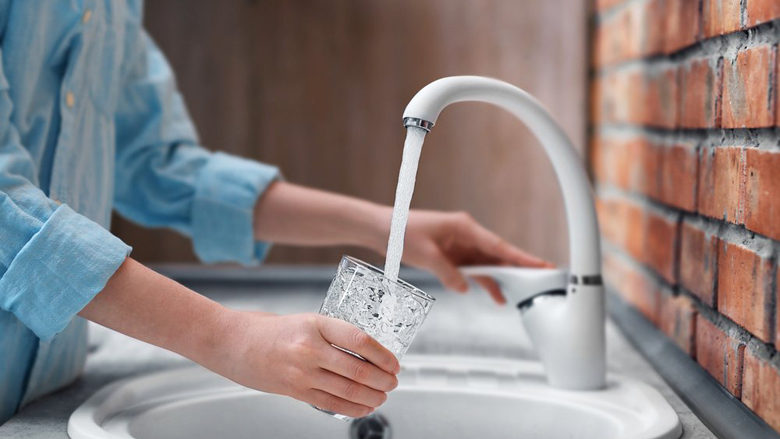 Përdorimi i ujit nga rubineti mund të shkaktojë shumë sëmundje të rrezikshme, ndër të cilat edhe kancerin, sipas shkencëtarëve amerikanë