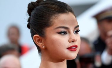 Selena Gomez publikon foto pa grim, komplimentohet për dukjen nga fansat