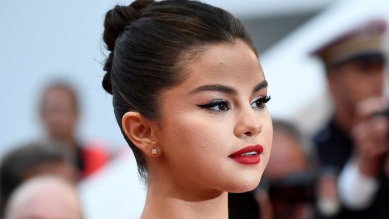 Selena Gomez publikon foto pa grim, komplimentohet për dukjen nga fansat
