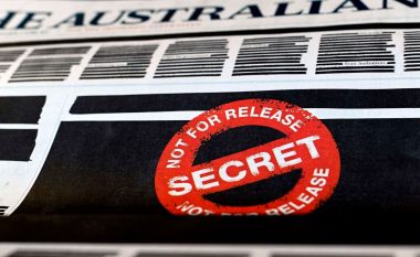 Gazetat australiane shfaqen me shkronja të mbuluara me të zezë dhe me një vulë të kuqe ku shkruan “sekret”