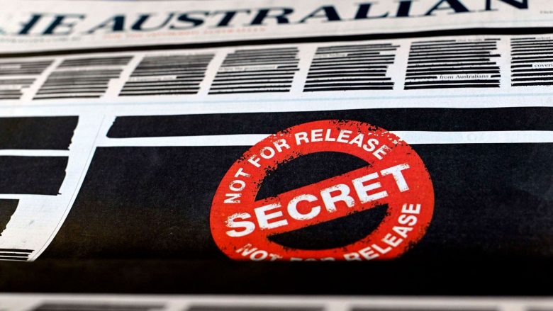 Gazetat australiane shfaqen me shkronja të mbuluara me të zezë dhe me një vulë të kuqe ku shkruan “sekret”