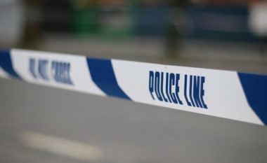Momentet dramatike të një bastisjeje në Angli: I dyshuari qëlloi në drejtim të policisë, u dorëzua vetëm kur mbeti pa municion