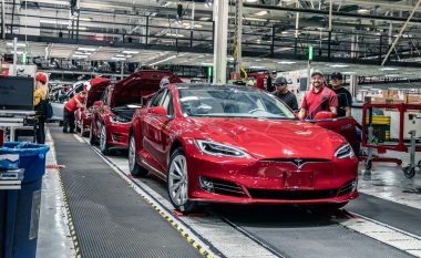 Tesla përmbys parashikimet, mbyll tremujorin me fitime