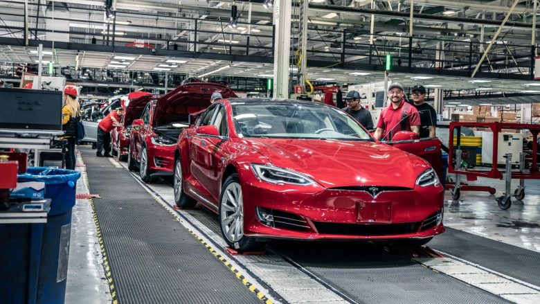 Tesla ulë pagat e punëtorëve të saj në SHBA
