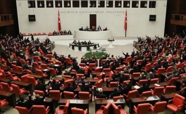 Parlamenti i Turqisë miraton mocionin për të zgjatur vendosjen e trupave në Irak dhe Siri