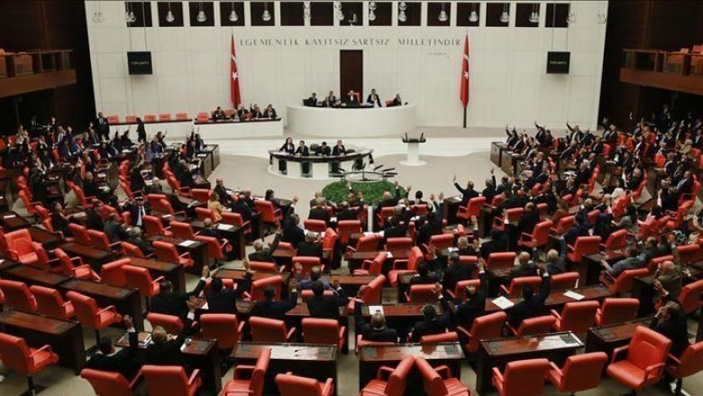Parlamenti i Turqisë miraton mocionin për të zgjatur vendosjen e trupave në Irak dhe Siri