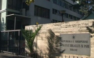 Krushqit rrihen në një gjykatë në Tiranë