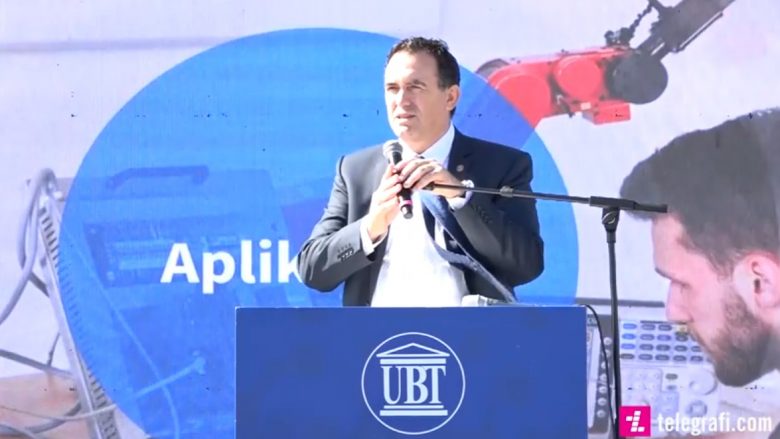 Mbahet ceremonia e pritjes së studentëve të rinj në kampusin e UBT-së: Rektori Edmond Hajrizi thotë se UBT ofron kushtet e njëjta si universitetet e njohura ndërkombëtare