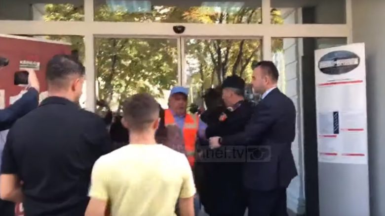 Tension te Drejtoria e Policisë së Tiranës, protestojnë banorët e Unazës së Re