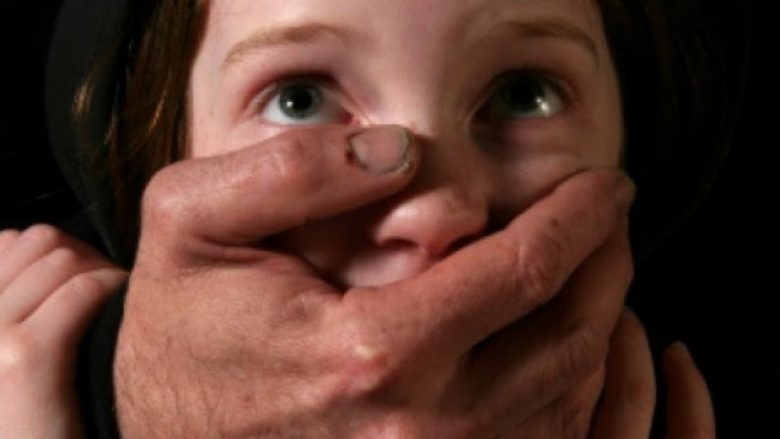 Si bartet te fëmijët trauma nga nëna-viktimë e dhunës seksuale
