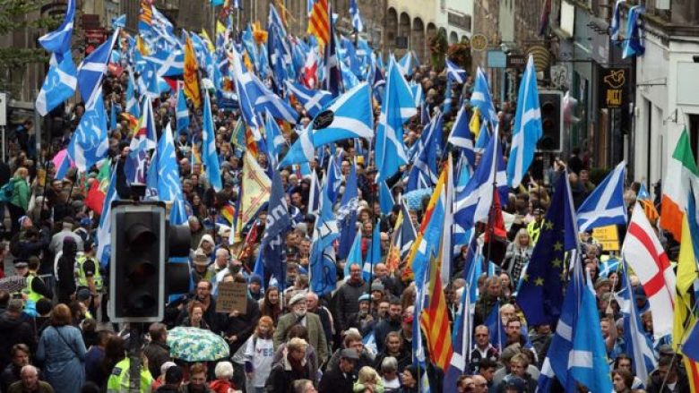 Mijëra njerëz në marshin për Skocinë e pavarur