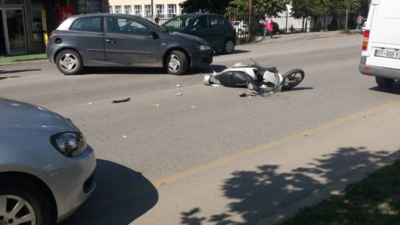 Vetura godet motoçiklistin në Vushtrri, një i lënduar