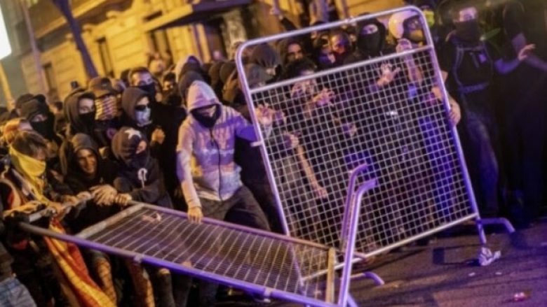 51 persona të arrestuar pas dhunës në Kataloni