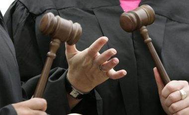 Tailandë, pasi liroi pesë të dyshuar, gjykatësi qëllon veten në gjoks