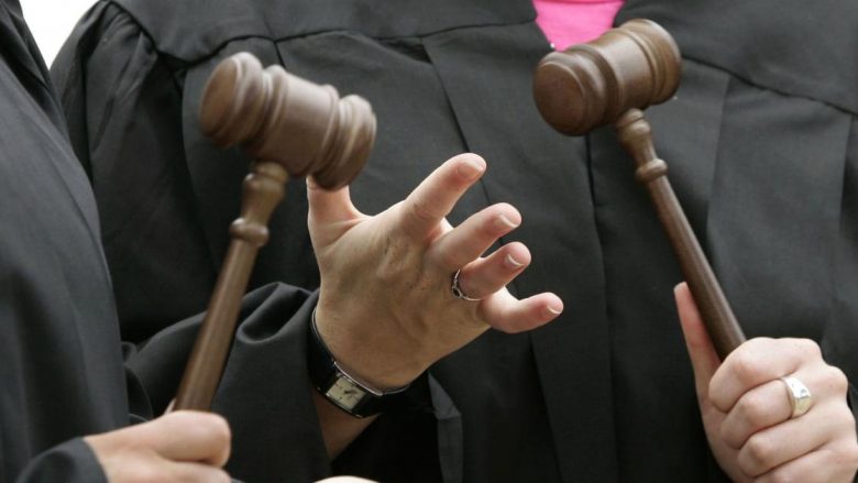 Tailandë, pasi liroi pesë të dyshuar, gjykatësi qëllon veten në gjoks