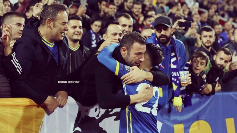 Vedat Bajrami në përqafimin e Edon Zhegrovës pas emocioneve të ndeshjes: Unë biri yt Kosovë, shihemi në ‘Euro 2020’