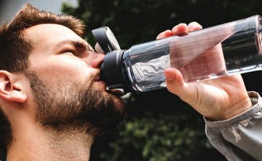 Deri në 300,000 baktere të rrezikshme janë të fshehura në shishen tuaj të ujit