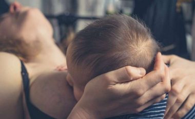 Bllokimi i gjirit dhe kthimi i qumështit pas; Çfarë duhet të bëjë nëna që mos ta përjetojë me stres gjidhënien