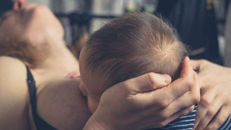 Bllokimi i gjirit dhe kthimi i qumështit pas; Çfarë duhet të bëjë nëna që mos ta përjetojë me stres gjidhënien