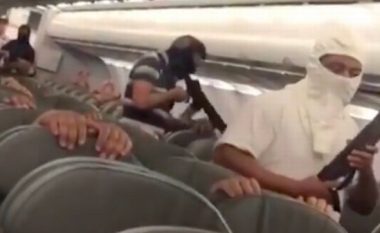 Burra të maskuar dhe të armatosur që kërcënojnë pasagjerët në aeroplan – pamjet që rezultuan të kenë qenë të një ‘stërvitjeje’ nxisin reagime të ashpra