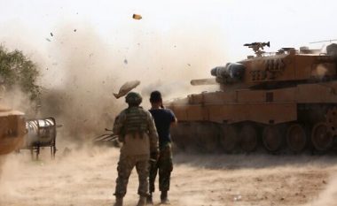 Vijnë përleshjet e para kufitare: Ushtria siriane dhe turke shkëmbejnë zjarr, pas operacionit ushtarak të Ankarasë