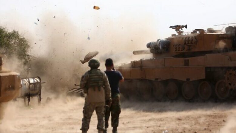 Vijnë përleshjet e para kufitare: Ushtria siriane dhe turke shkëmbejnë zjarr, pas operacionit ushtarak të Ankarasë