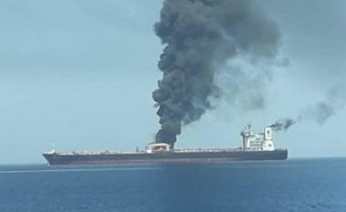 Tankeri iranian i naftës goditet nga dy raketa, po digjet në brigjet e Arabisë Saudite