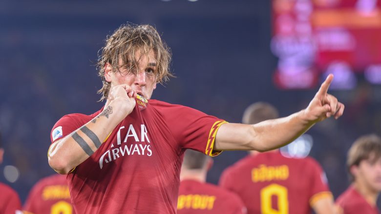 Zaniolo tregon dashurinë që ka për Romën duke puthur stemën pas shënimit të golit: Sa e bukur është