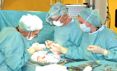 Operohet me sukses në klinikën “Zhan Mitrev”, pacientes i largohen dy tumore
