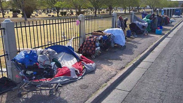 Las Vegasi bëhet qyteti i parë në SHBA që ua ndalon të pastrehëve fjetjen nëpër rrugë, nëse në strehimore ka shtretër të zbrazët