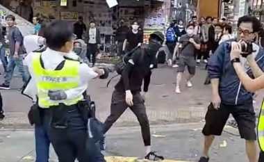 Momenti kur polici qëllon me armë protestuesin në Hong Kong