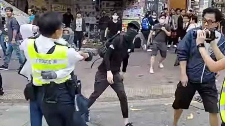 Momenti kur polici qëllon me armë protestuesin në Hong Kong