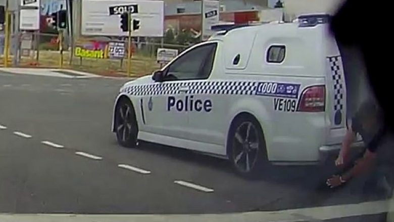 Harrojnë ta mbyllin me qelës, i prangosuri hap derën e pasme dhe kërcen nga vetura e policisë australiane