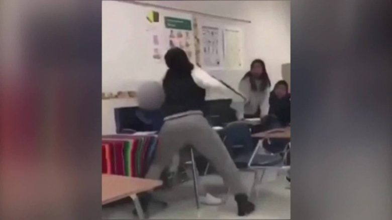 Filmohet duke rrahur brutalisht me grushta e shqelma nxënësen, mësuesja amerikane arrestohet nga policia