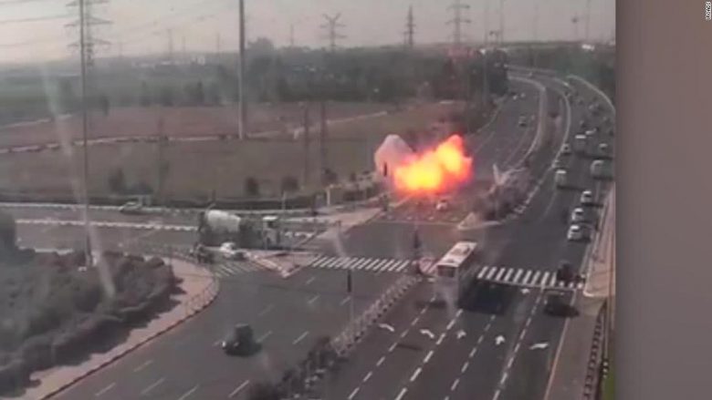 Momenti kur raketa e shkrepur nga Rripi i Gazës bie në një autostradë në Izrael, shpëtojnë të gjithë personat që lëviznin me vetura
