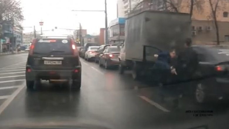Nokauton kundërshtarin në stilin Kung Fu, rusët rrahen në mes të rrugës – shkaktojnë kolona të gjata
