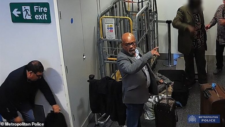 Ia vjedhin pushuesit çantën me stoli ari dhe para në aeroportin e Londrës, tre persona përfundojnë në pranga – kamerat e sigurisë filmuan gjithçka