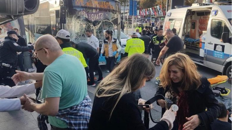 Situatë kaotike në Stamboll, futet me autobus në masë dhe sulmon qytetarët me thikë – 13 të lënduar