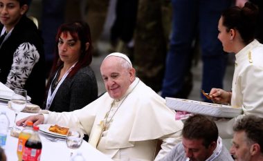 Papa Françesku shtron drekë për 1,500 të varfër dhe të pastrehë