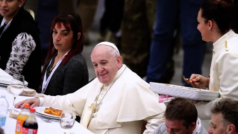 Papa Françesku shtron drekë për 1,500 të varfër dhe të pastrehë