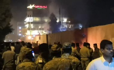 Sulmohet konsullata iraniane në Irak, demonstruesit hodhën gurë dhe ndezën goma – flamurin e Iranit e zëvendësuan me atë të Irakut