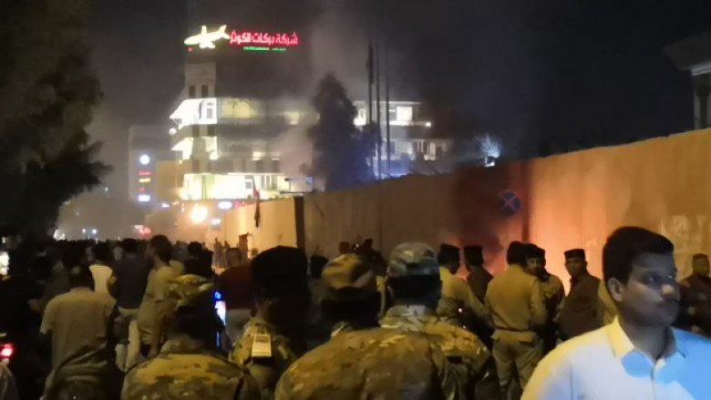 Sulmohet konsullata iraniane në Irak, demonstruesit hodhën gurë dhe ndezën goma – flamurin e Iranit e zëvendësuan me atë të Irakut